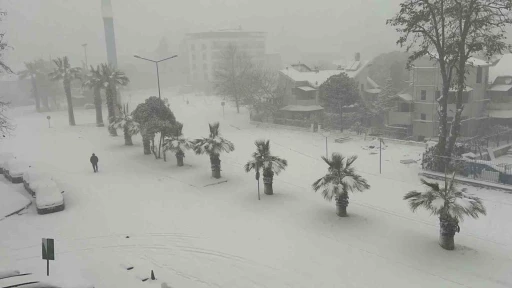 D&uuml;zce yeni yıla karla girdi
