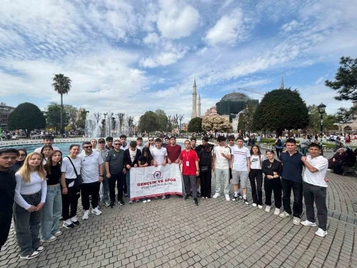 D&uuml;zceli gen&ccedil;ler Hali&ccedil;&rsquo;te k&uuml;rek &ccedil;ekti
