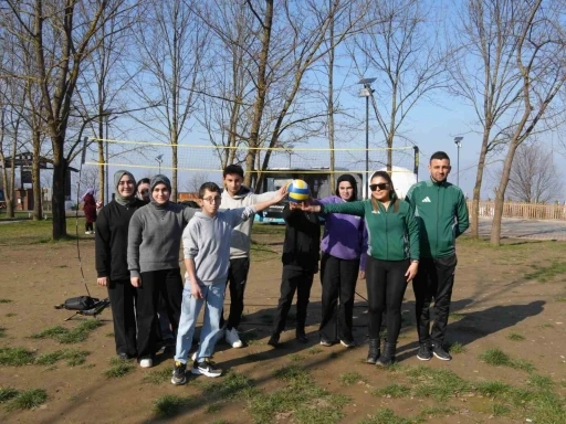 D&uuml;zceliler 7&rsquo;den 70&rsquo;e sporla buluştu
