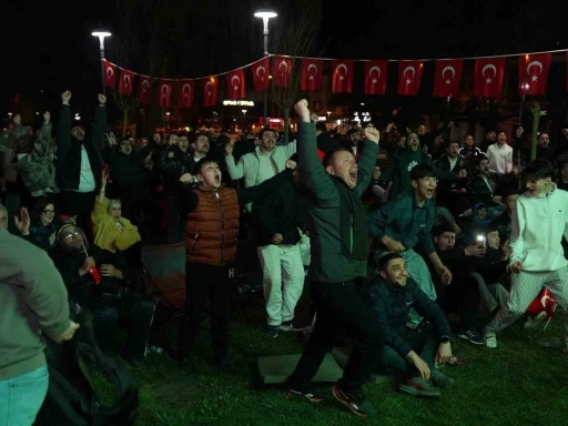 D&uuml;zceliler mili ma&ccedil; heyecanını Millet Bah&ccedil;esi&rsquo;nde yaşadı

