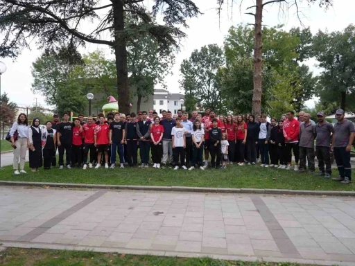 Düzcesporlu futbolcular ve öğrenciler parkı temizlediler
