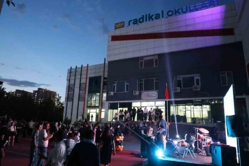 (D&uuml;zeltme) Diyarbakır&rsquo;da 8&rsquo;inci sınıf &ouml;ğrencileri kep attı
