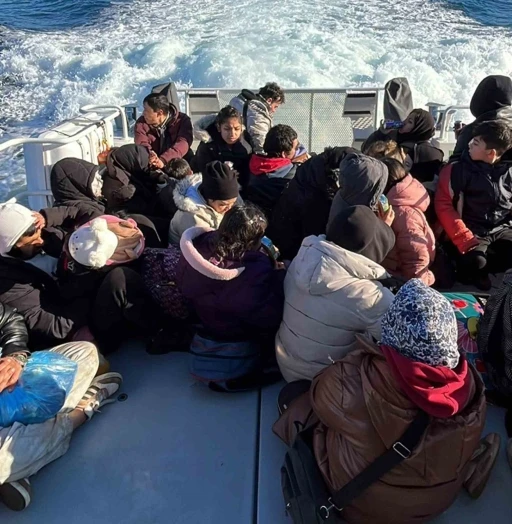 D&uuml;zensiz g&ouml;&ccedil;menler karada mahsur kaldı
