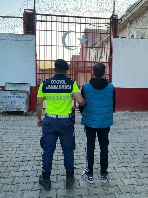Düzensiz göçmenlerin arasına gizlenen şahıs suç makinesi çıktı

