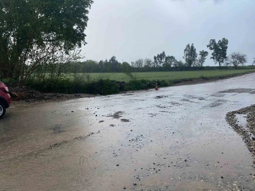 D&uuml;zi&ccedil;i&rsquo;nde şiddetli yağış: Tarım arazileri ve yollar sular altında kaldı
