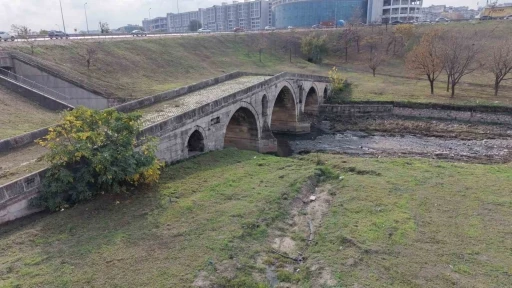 E-5’in yanında çukura terk edildi: 470 yıllık Haramidere Köprüsü içler acısı halde
