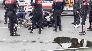 E-5 karayolunda motosikletli polis ile ticari taksi çarpıştı: 2 polis yaralandı
