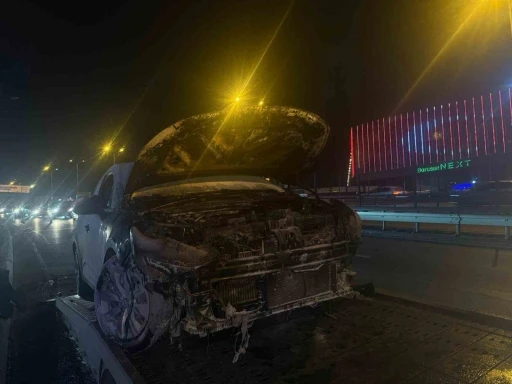 E5 Esenyurt&rsquo;ta seyir halindeki ara&ccedil; alev alev yandı
