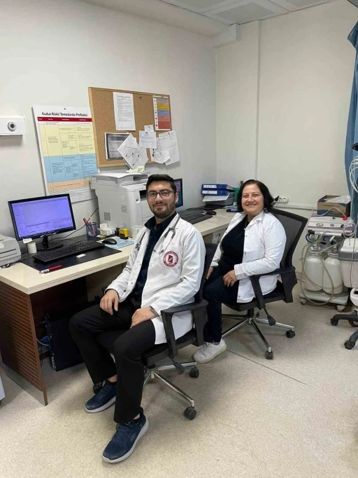 Ebe anne doktor oğluyla birlikte şifa dağıtıyor
