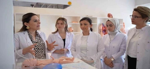 Ebelik mesleği yeniden yükselişte: Yetkiler genişletildi, iş garantisi geldi
