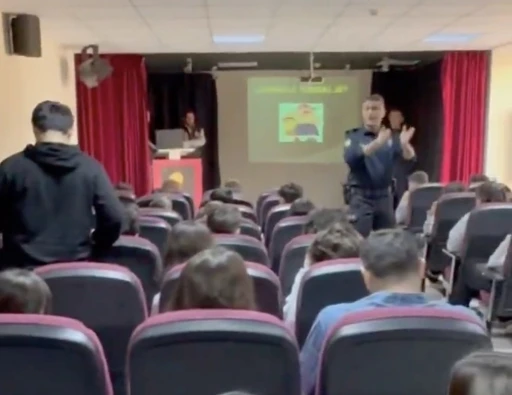 Eceabat&rsquo;da emniyet ekiplerince &ouml;ğrenciler bilgilendirildi
