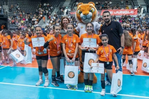 Eczacıbaşı Spor Kul&uuml;b&uuml; Mini Voleybol Şenliği ger&ccedil;ekleşti
