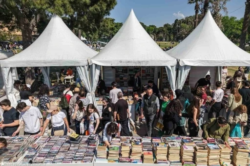 Edebiyatın kalbi İzmir K&uuml;lt&uuml;rpark&rsquo;ta attı
