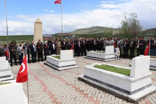 Edeb&uuml;k şehitleri kabirleri başında anıldı
