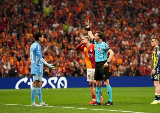 Ederson, derbide kırmızı kart g&ouml;rd&uuml;
