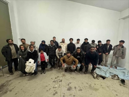 Edirne&rsquo;de 21 d&uuml;zensiz g&ouml;&ccedil;men yakalandı
