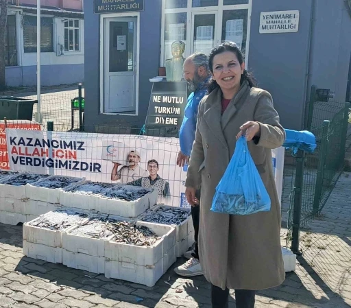 Edirne&rsquo;de 350 kilogram hamsi dağıtıldı
