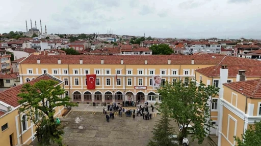 Edirne’de 50 yıl önce mezun olan öğrenciler yeniden buluşmanın mutluluğunu yaşadı
