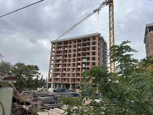 Edirne’de 8’inci kattan düşen genç işçi ağır yaralandı
