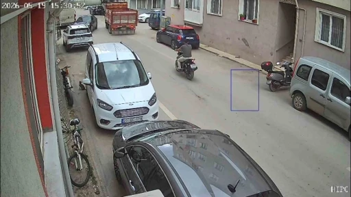 Edirne&rsquo;de aynı sokakta yarım saat arayla iki kaza kameralara yansıdı
