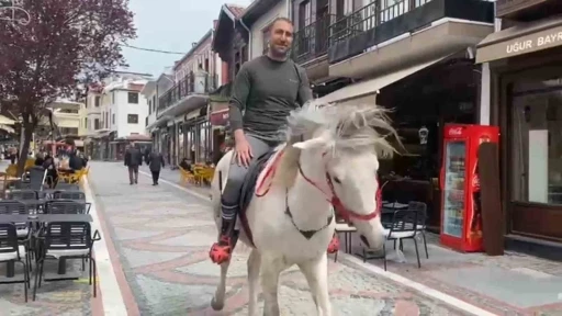 Edirne&rsquo;de beyaz atla caddeyi turlardı
