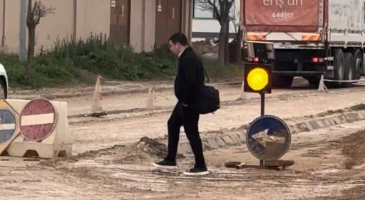 Edirne&rsquo;de bozuk yollar s&uuml;r&uuml;c&uuml;leri ve yayaları canından bezdirdi
