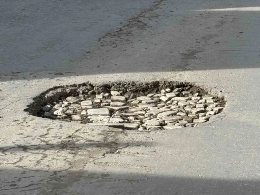 Edirne&rsquo;de bozuk yollar s&uuml;r&uuml;c&uuml;lerin &ccedil;ilesi oldu
