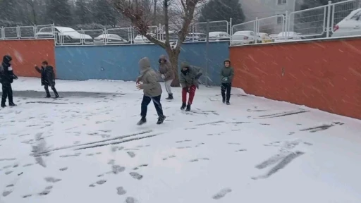Edirne&rsquo;de &ccedil;ocukların kar sevinci
