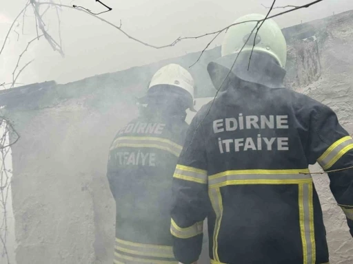 Edirne&rsquo;de depo yangını b&uuml;y&uuml;meden s&ouml;nd&uuml;r&uuml;ld&uuml;
