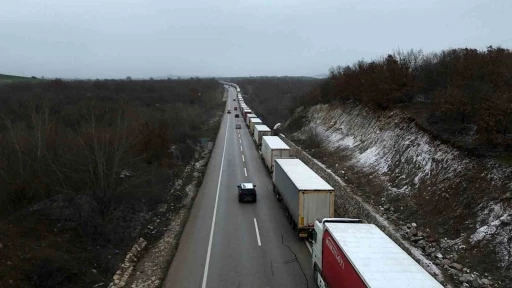 Edirne&rsquo;de dondurucu soğukta kilometrelerce tır kuyruğu
