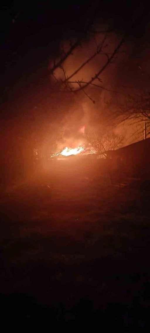 Edirne&rsquo;de ev yangınına bah&ccedil;e hortumuyla ilk m&uuml;dahale
