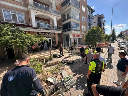 Edirne&rsquo;de faciadan d&ouml;n&uuml;ld&uuml;: Freni boşalan kamyon iki araca ardından duvara &ccedil;arptı
