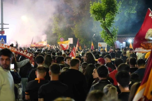 Edirne&rsquo;de Galatasaraylı taraftarlardan meşaleli şampiyonluk kutlaması
