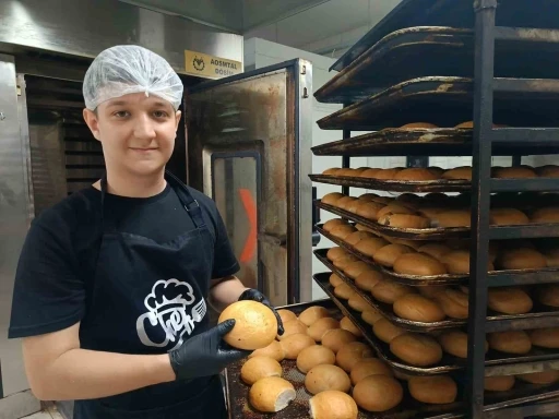 Edirne&rsquo;de geleceğin fırın ustaları yetişiyor: Liseliler hem &uuml;retiyor hem de kazanıyorlar

