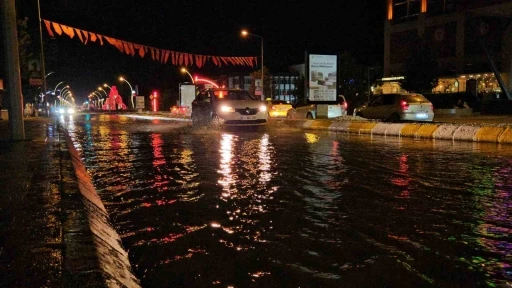 Edirne’de içme suyu hattı patladı: Cadde ve sokaklar göle döndü

