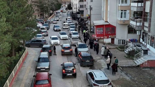 Edirne&rsquo;de iftar &ouml;ncesi pide kuyruğu: Fırınların &ouml;n&uuml; doldu taştı
