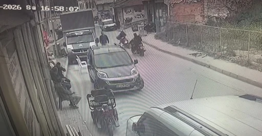 Edirne&rsquo;de iki motosikletin &ccedil;arpıştığı kaza kamerada: 1 yaralı

