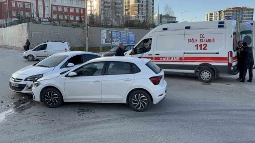 Edirne&rsquo;de iki otomobil &ccedil;arpıştı: 2 yaralı
