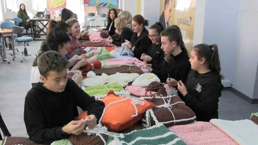 Edirne&rsquo;de ilmekler iyilik i&ccedil;in atılıyor: &Ccedil;ocuklar &ouml;r&uuml;yor, anneler birleştiriyor
