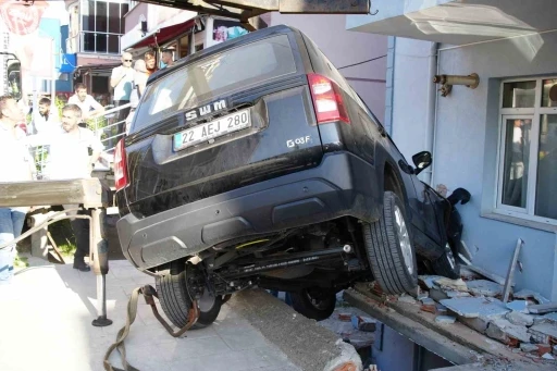 Edirne’de iş yerine ve apartmana çarpan cip askıda kaldı: Kaza anı kamerada
