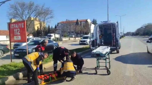 Edirne&rsquo;de kırmızı ışıkta ge&ccedil;en yayaya ara&ccedil; &ccedil;arptı

