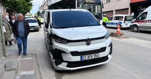Edirne&rsquo;de kontrolden &ccedil;ıkan panelvan park halindeki ara&ccedil;lara &ccedil;arptı: 2 yaralı
