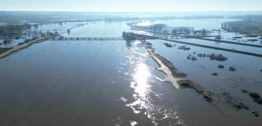 Edirne&rsquo;de Meri&ccedil; Nehri taştı, &ccedil;ok sayıda hobi bah&ccedil;esi su altında kaldı
