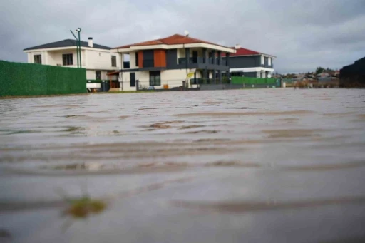 Edirne&rsquo;de milyonluk villalar sular altında kaldı
