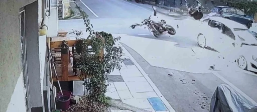 Edirne&rsquo;de motosiklet s&uuml;r&uuml;c&uuml;s&uuml;n&uuml;n hayatını kaybettiği feci kaza kamerada
