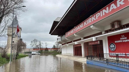 Edirne&rsquo;de nehir taşkını: Sular Er Meydanına ilerliyor
