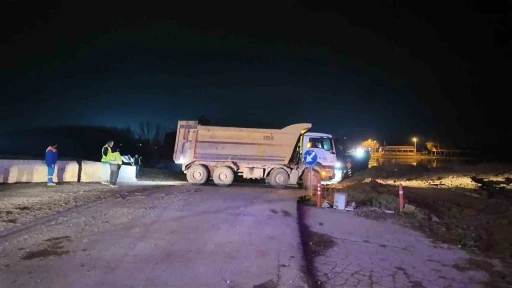 Edirne&rsquo;de nehirlerde taşkın riski: Tunca ve Meri&ccedil; K&ouml;pr&uuml;s&uuml; ulaşıma kapatıldı
