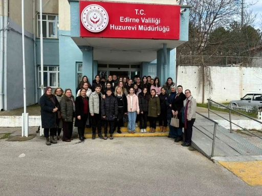 Edirne&rsquo;de &ouml;ğrenciler huzurevi sakinlerinin y&uuml;reğini ısıttı: Minik ellerden b&uuml;y&uuml;k vefa
