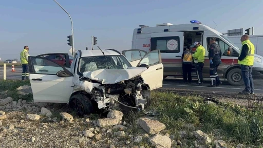 Edirne&rsquo;de otomobil ile pikap &ccedil;arpıştı: 3 yaralı
