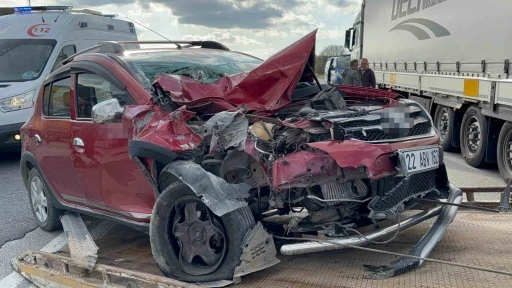 Edirne&rsquo;de otomobil tıra &ccedil;arptı, 1 kişi yaralandı: Kaza anı kamerada
